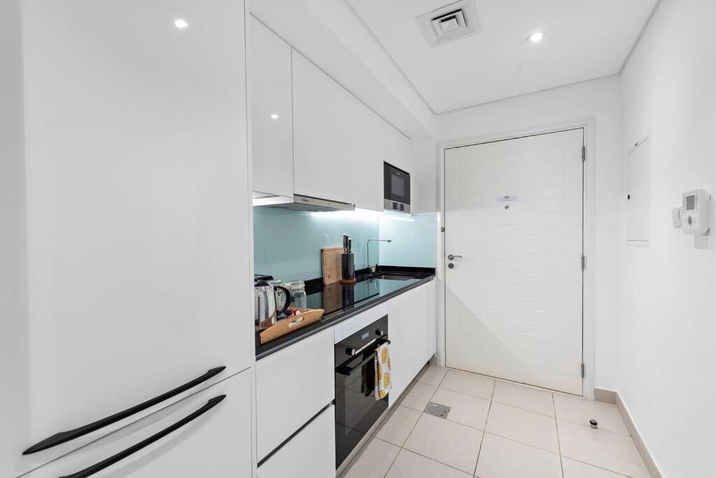First Class 1B Stylish Downtown Retreat *