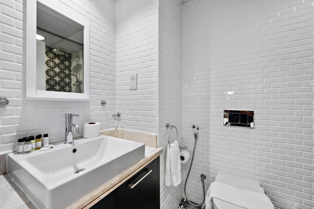 First Class 1B Stylish Downtown Retreat