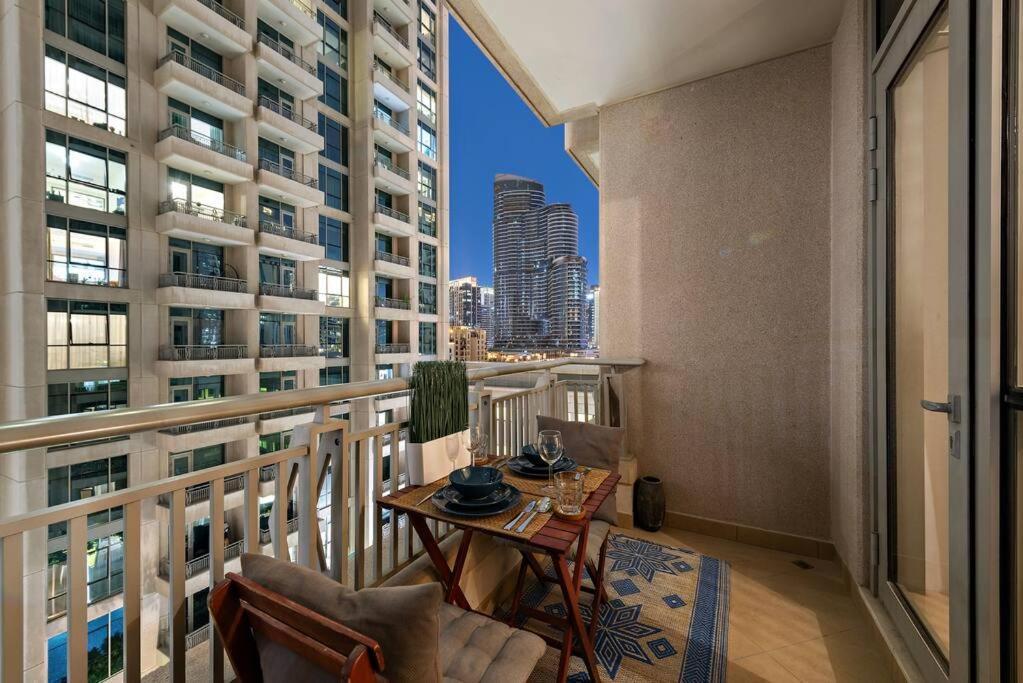 First Class 1B Stylish Downtown Retreat *