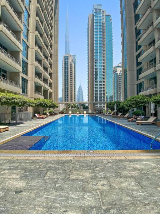 First Class 1B Stylish Downtown Retreat *