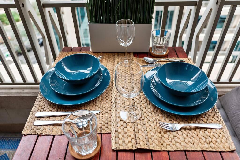Apartment First Class 1B Stylish Downtown Retreat *