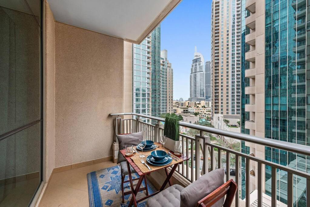 First Class 1B Stylish Downtown Retreat *