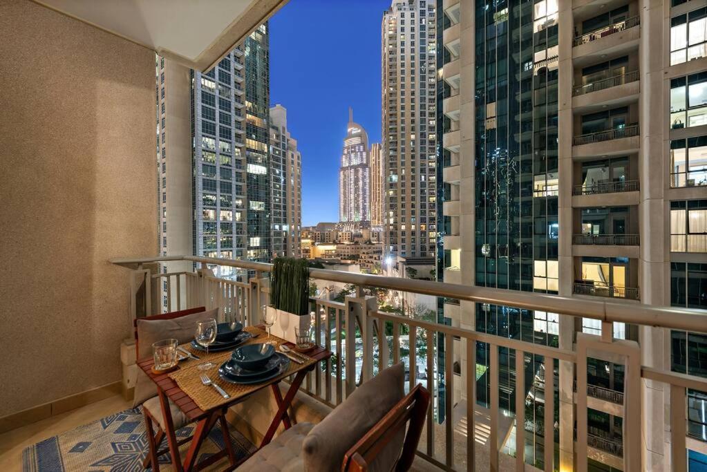 First Class 1B Stylish Downtown Retreat *