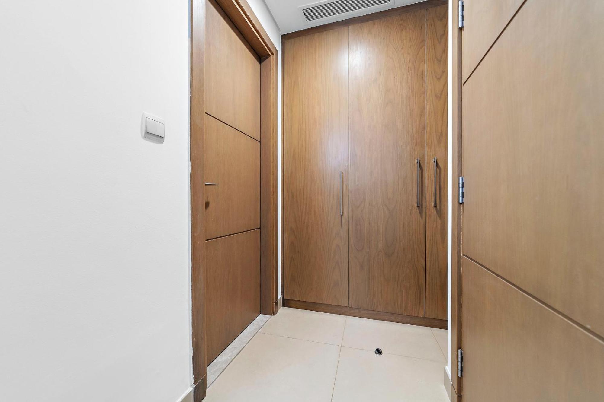 First Class 1B Stylish Downtown Retreat *