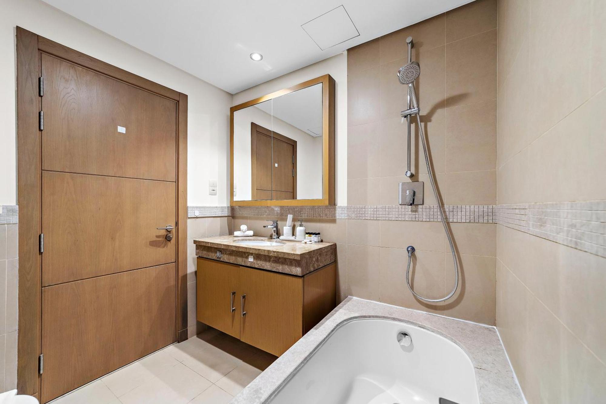 Apartment First Class 1B Stylish Downtown Retreat