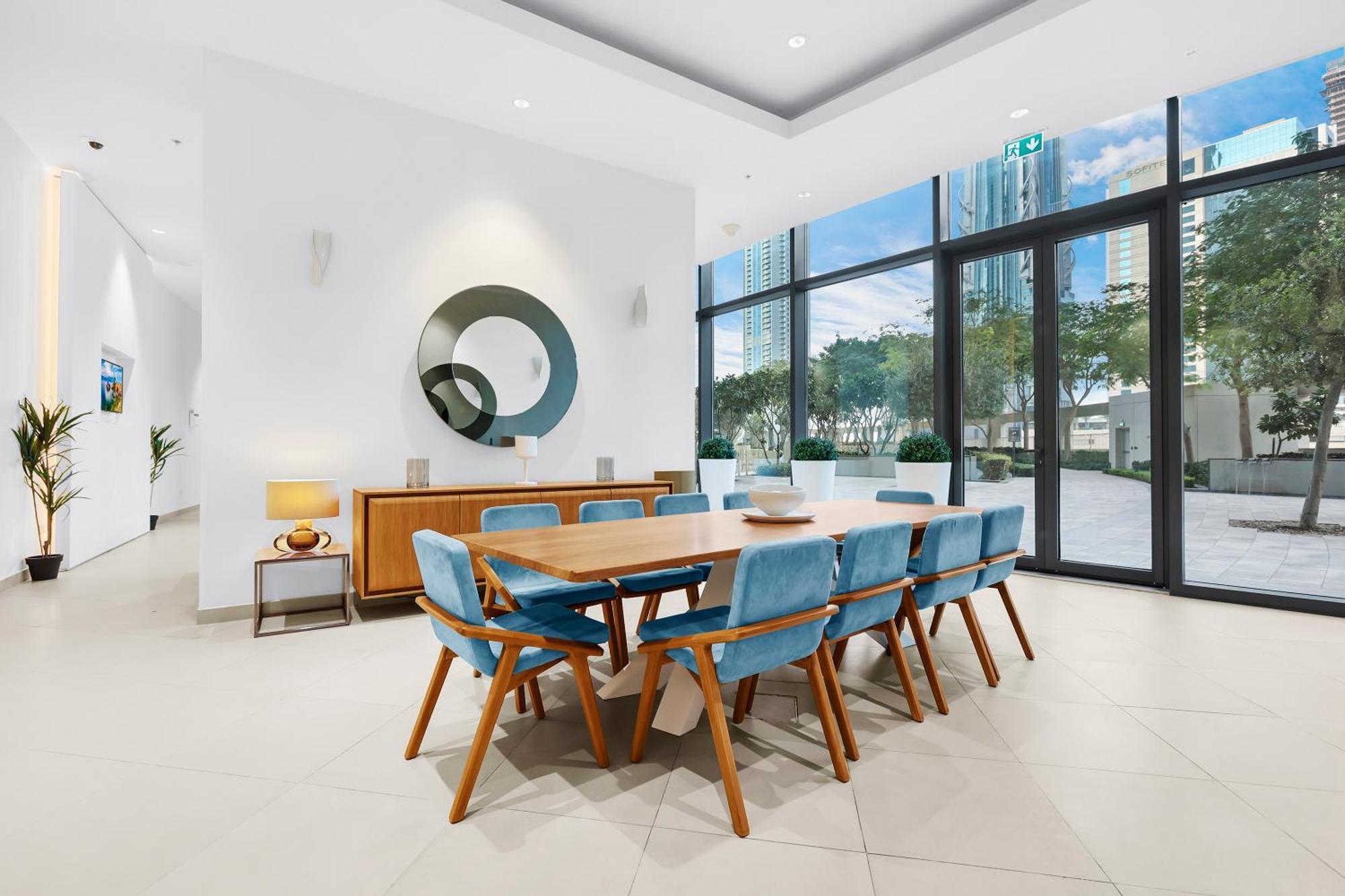 First Class 1B Stylish Downtown Retreat *