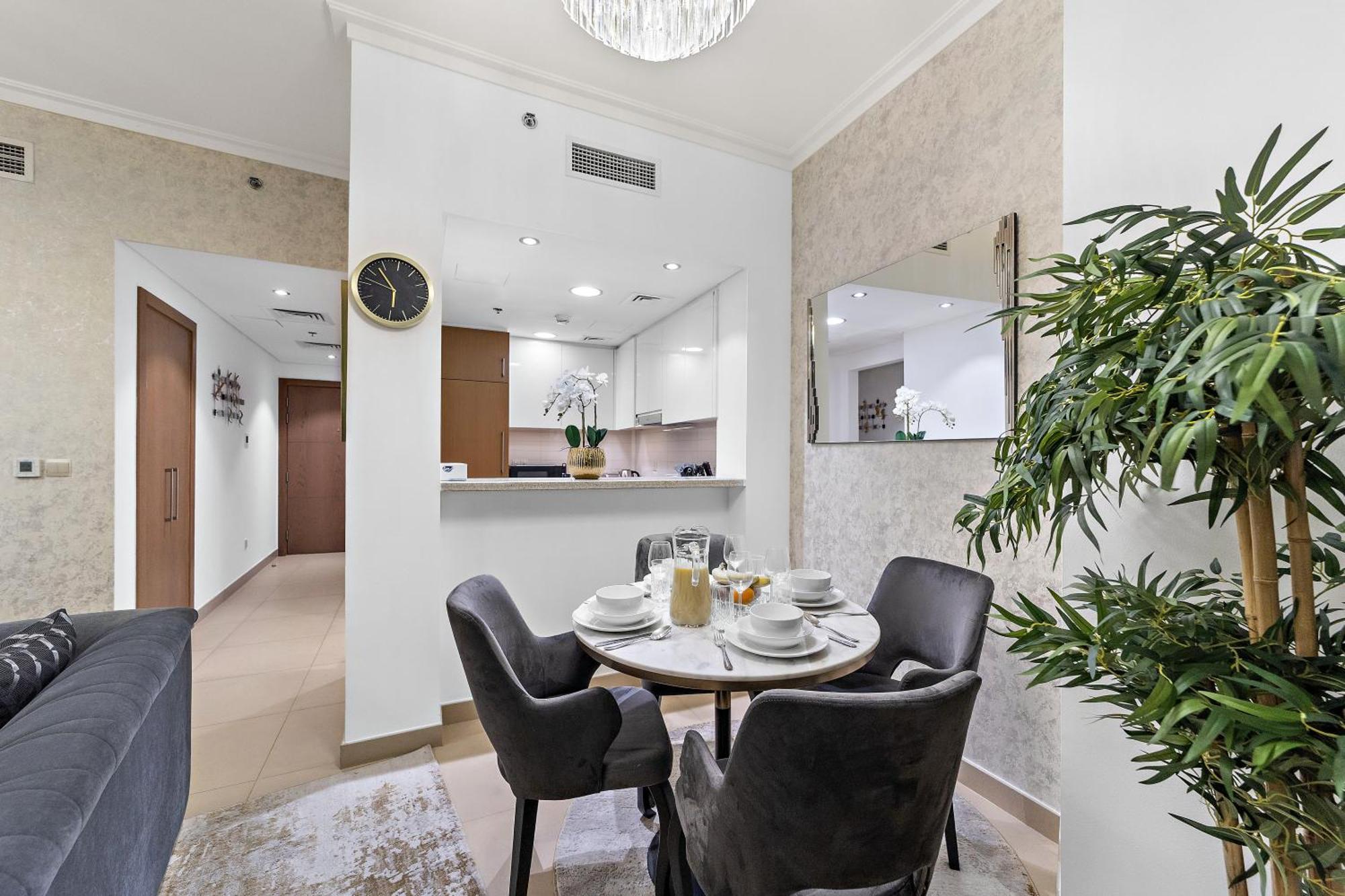 First Class 1B Stylish Downtown Retreat *